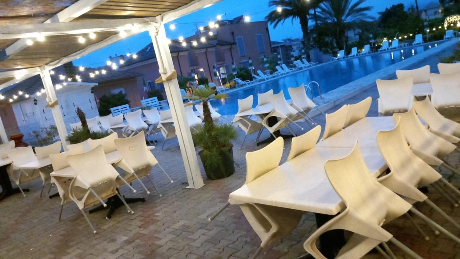 Bike And Breakfast Apartments Пиетра Лигуре Екстериор снимка